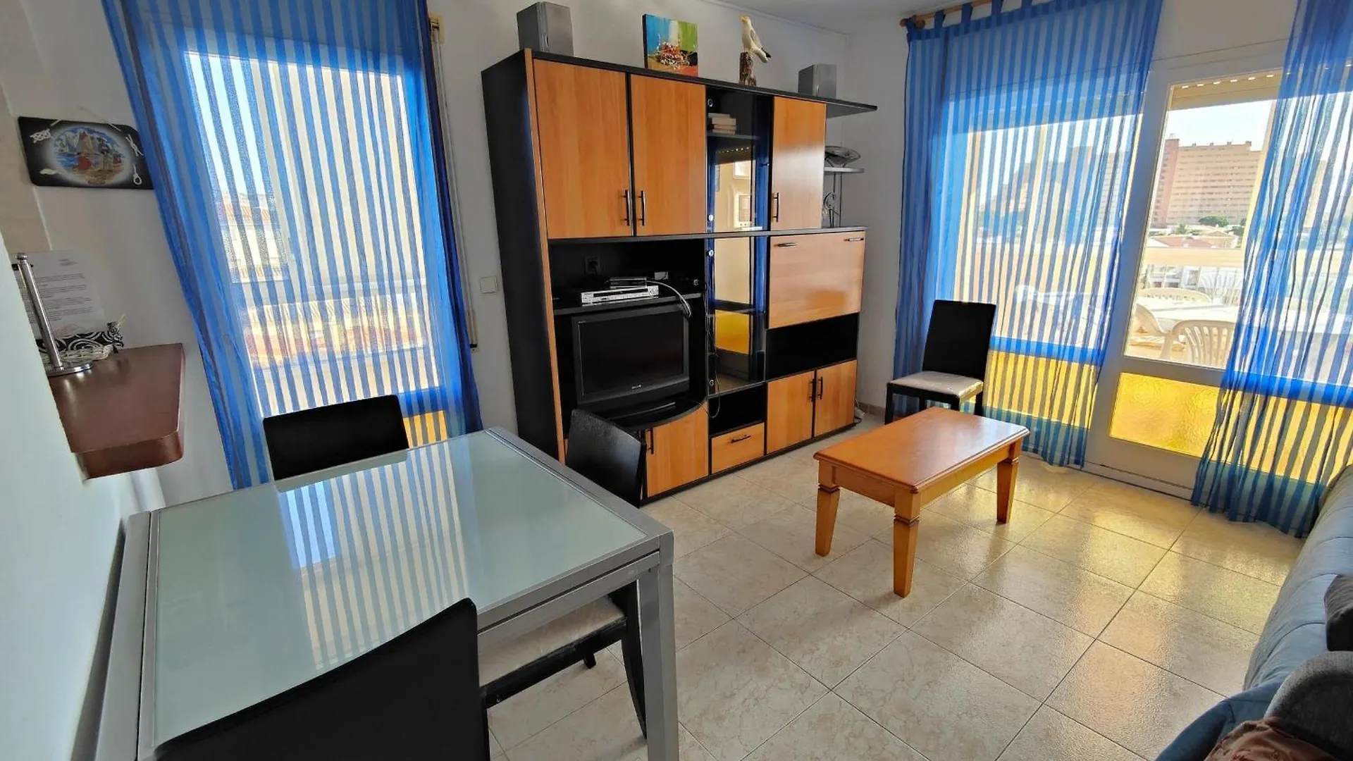 Apartamento Soleado Con Terraza, A/A Y Garaje En Roses, Cerca De Playa Y Parque Natural - Es-258-63