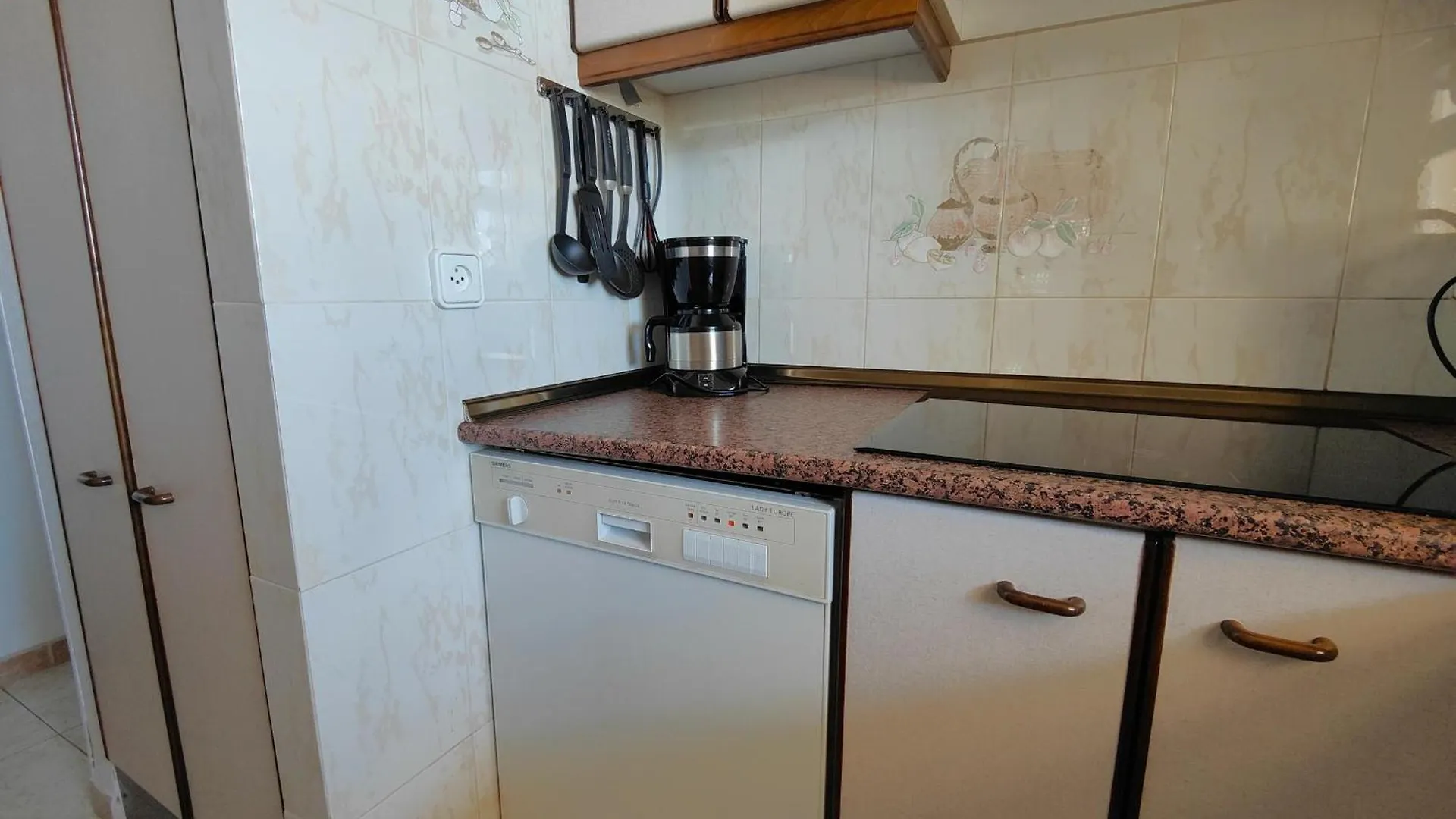 Apartamento Soleado Con Terraza, A/A Y Garaje En Roses, Cerca De Playa Y Parque Natural - Es-258-63 0*, Roses