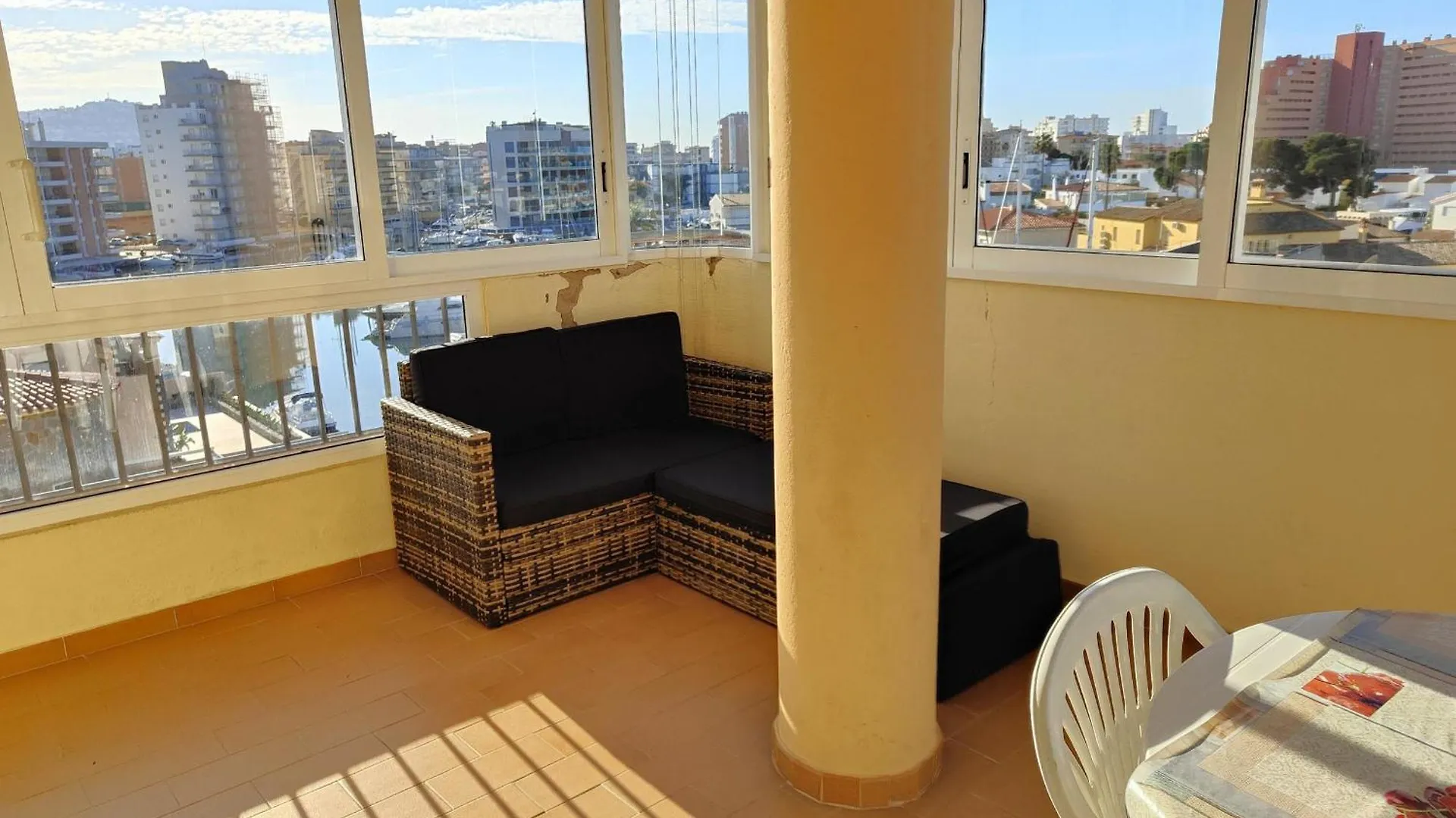 Apartment Apartamento Soleado Con Terraza, A/A Y Garaje En Roses, Cerca De Playa Y Parque Natural - Es-258-63