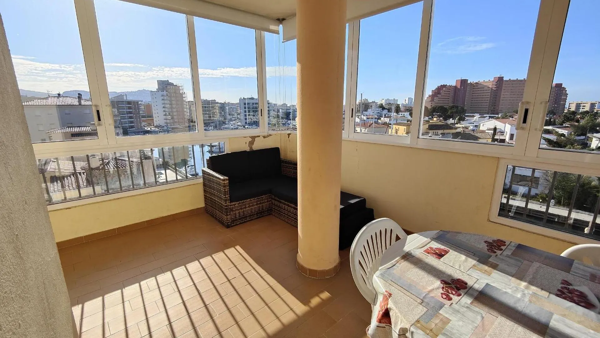 Apartamento Soleado Con Terraza, A/A Y Garaje En Roses, Cerca De Playa Y Parque Natural - Es-258-63 0*, Roses