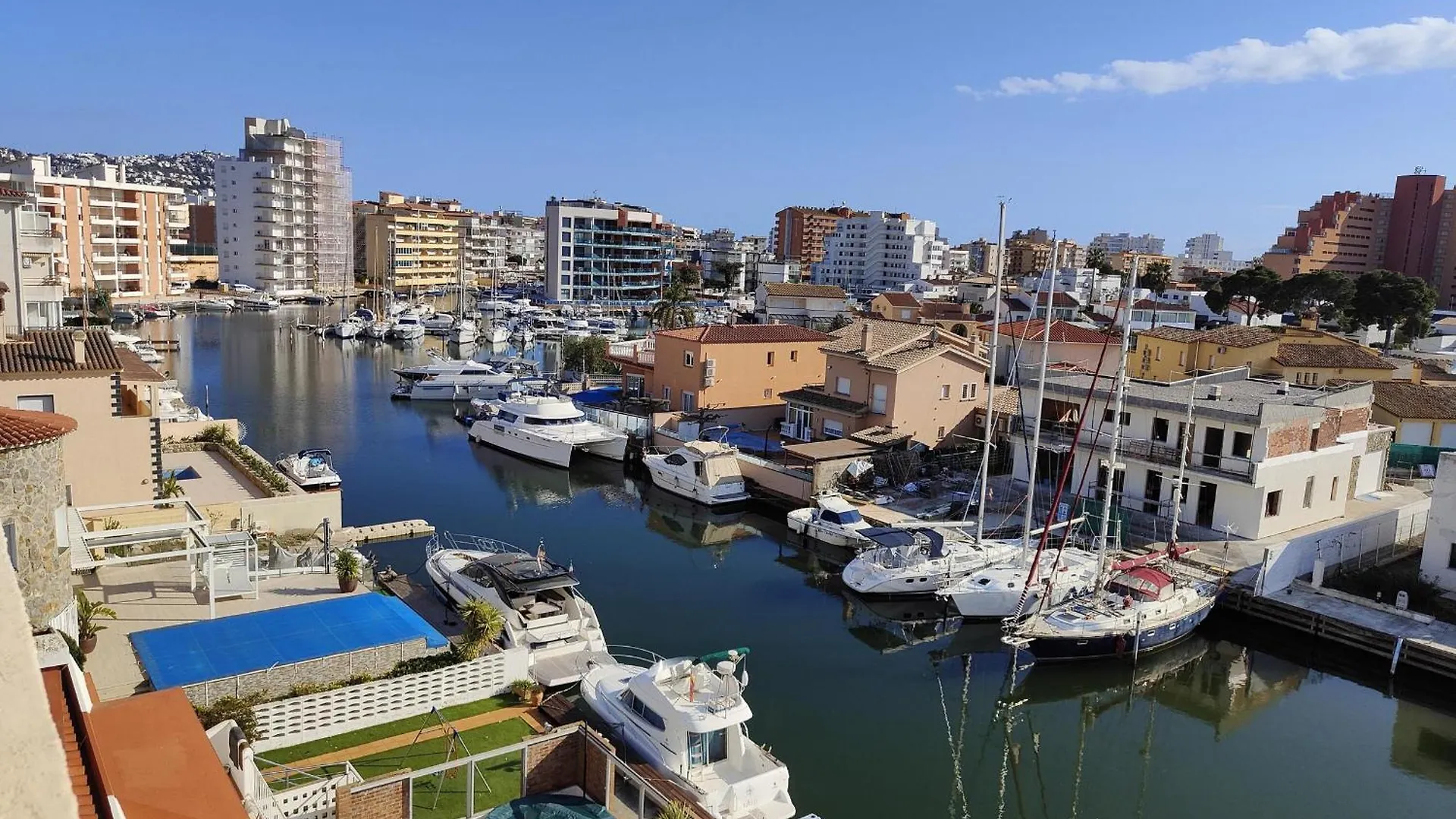 Apartamento Soleado Con Terraza, A/A Y Garaje En Roses, Cerca De Playa Y Parque Natural - Es-258-63 0*, Roses Spain