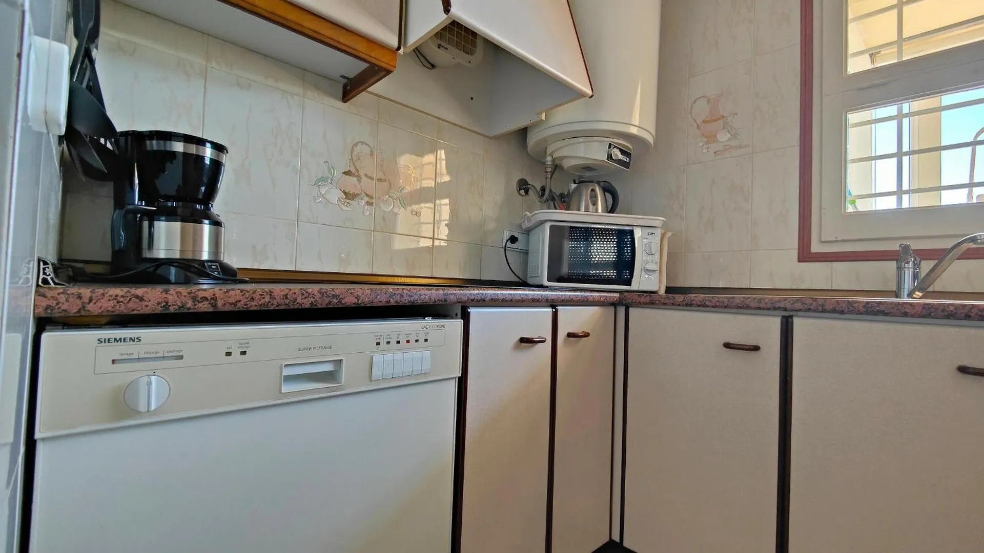 Apartamento Soleado Con Terraza, A/A Y Garaje En Roses, Cerca De Playa Y Parque Natural - Es-258-63 Roses