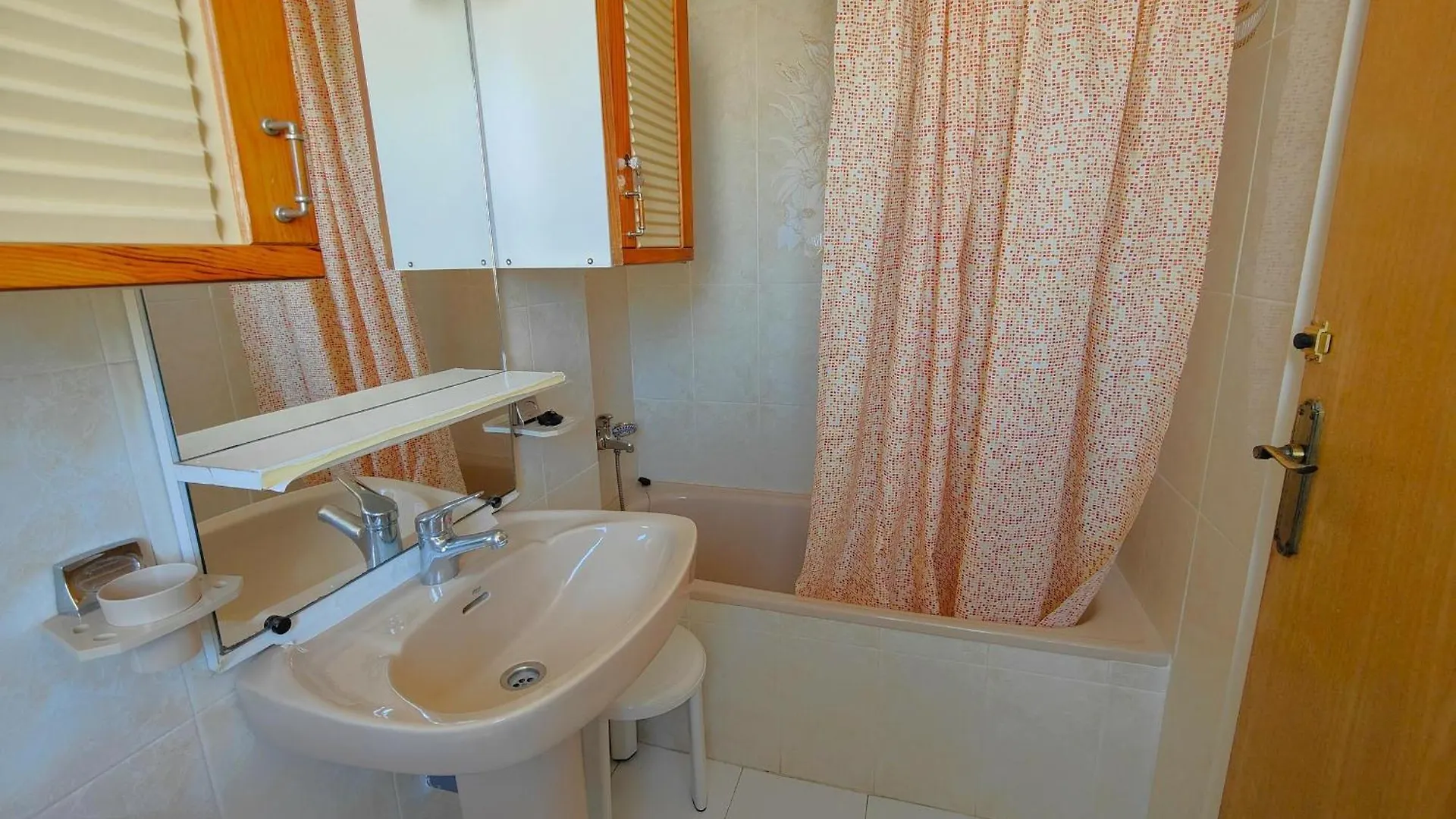 Apartamento Soleado Con Terraza, A/A Y Garaje En Roses, Cerca De Playa Y Parque Natural - Es-258-63 0*, Roses Spain