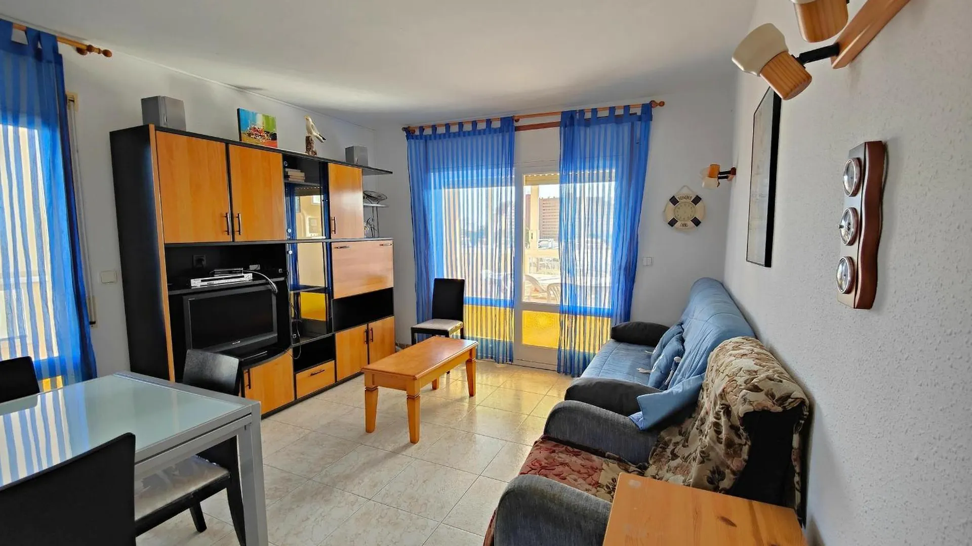Apartamento Soleado Con Terraza, A/A Y Garaje En Roses, Cerca De Playa Y Parque Natural - Es-258-63 Apartment