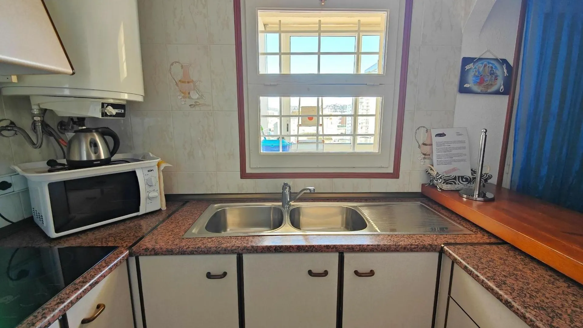 Apartamento Soleado Con Terraza, A/A Y Garaje En Roses, Cerca De Playa Y Parque Natural - Es-258-63