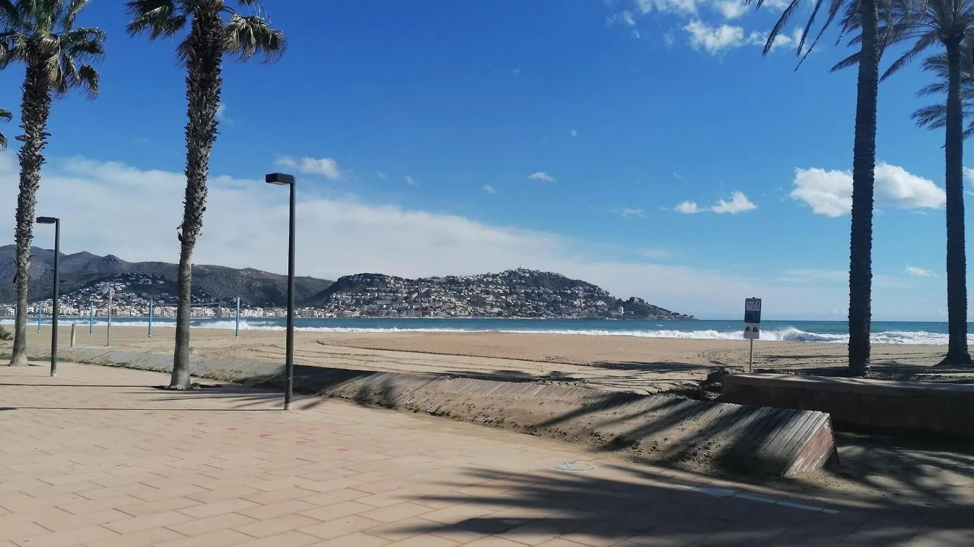 Apartamento Soleado Con Terraza, A/A Y Garaje En Roses, Cerca De Playa Y Parque Natural - Es-258-63 Spain