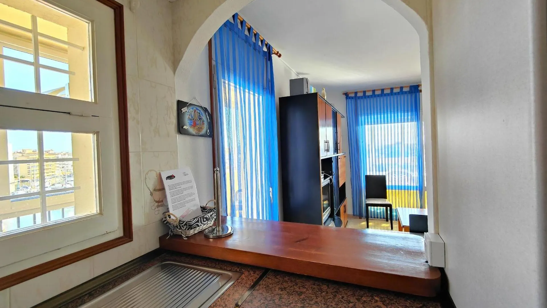 Apartamento Soleado Con Terraza, A/A Y Garaje En Roses, Cerca De Playa Y Parque Natural - Es-258-63 0*, Roses Spain